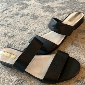 Kenneth Cold flat black sandals. Size 8